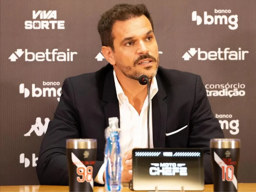 Admar Lopes está na Europa para buscar reforços para o Vasco; volante Vitor Carvalho, do Sporting, é avaliado