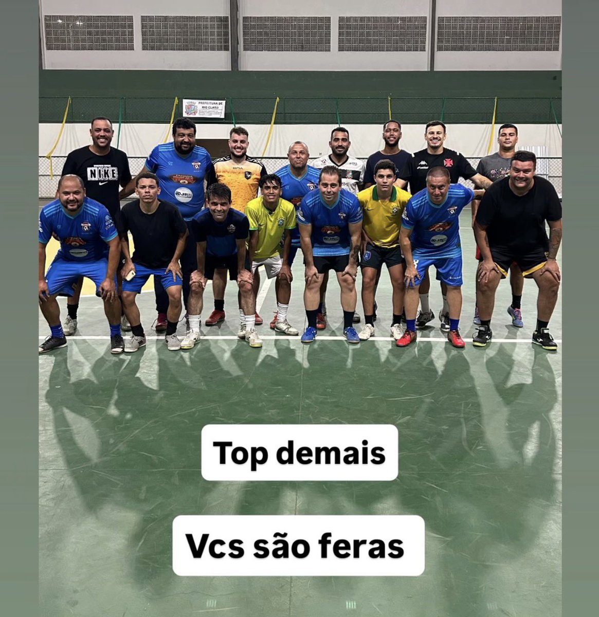 Com proposta do futebol japonês, Hugo Moura usa camisa do Vasco em brincadeira entre amigos em Rio Claro