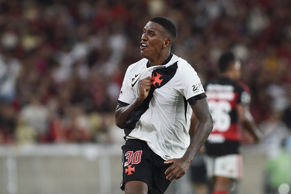 Robert Renan treina e deve ser titular contra o Fluminense; Barros entra na vaga de Thiago Mendes