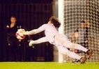 Goleiro her�i do Vasco no sub-20 � filho de ex-zagueiro e j� fez gol no Fla